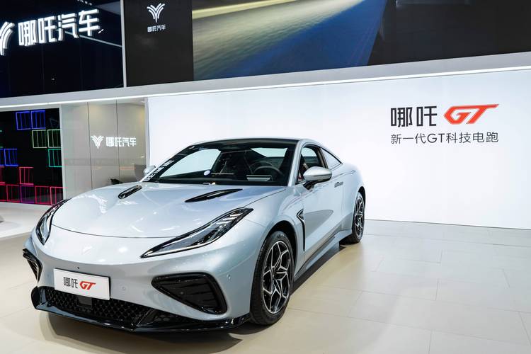 成都169哪吒汽车在智能汽车领域的表现，领途汽车在新能源汽车市场中的影响力